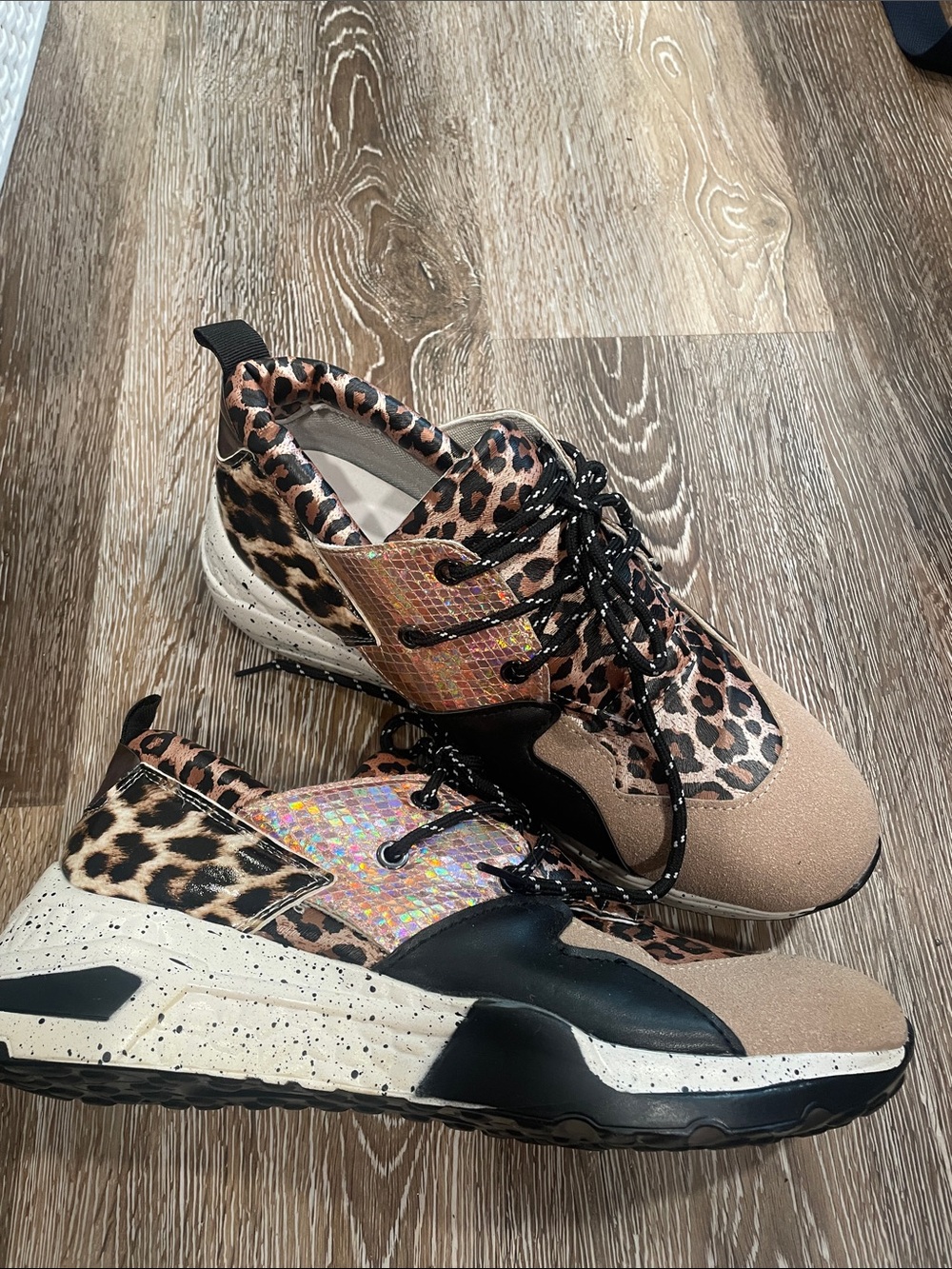 Outwoods Leopard Print and Iridescent Accent Women's Sneakers - Black/Tan